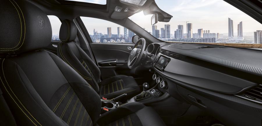Интерьер Alfa Romeo Giulietta Veloce (940) 2019 года  (фото 7 из 25)